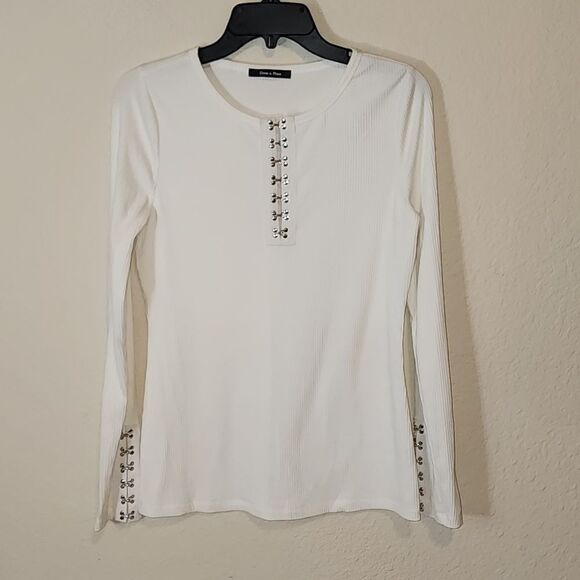Doe & Rae Ivory Top with silver latches on top and sleeves NWOT - Picture 1 of 6